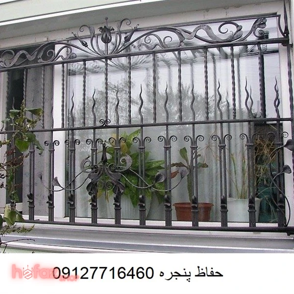 نمای نصب‌شده حفاظ پنجره کلاسیک فرفورژه مشکی با تزئینات منحنی و خطوط عمودی روی پنجره ساختمان.