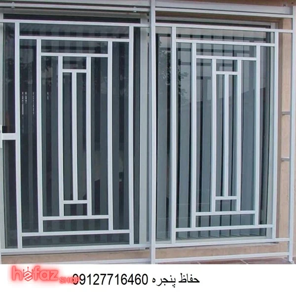 حفاظ پنجره مستطیلی متقارن سفید با قابهای داخلی منظم روی پنجره دوجداره نصب شده است.