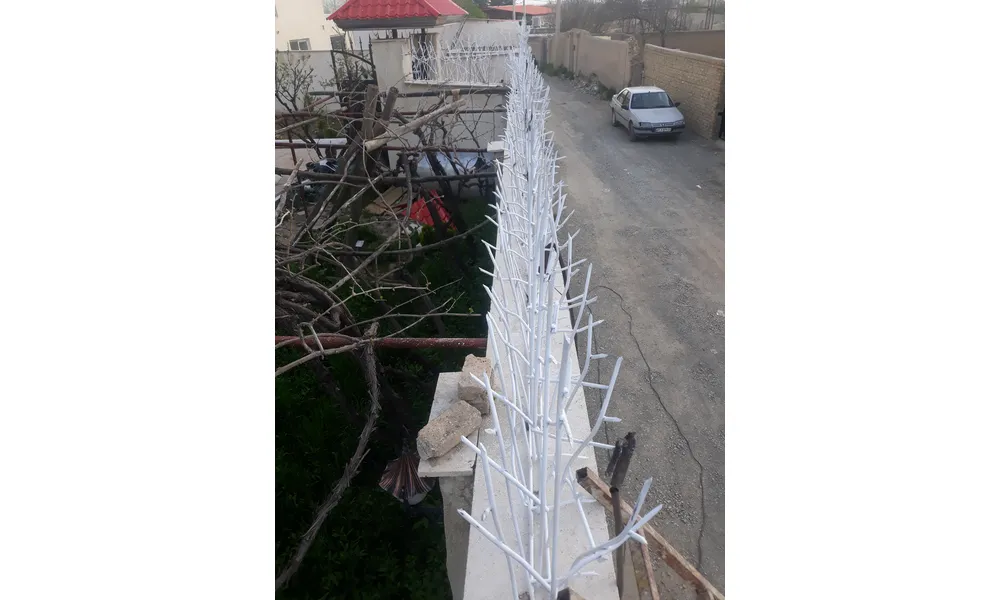 نصب حفاظ روی دیوار حیاط با جوشکاری صنعتی 