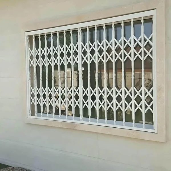 نمای نزدیک از حفاظ آکاردئونی پنجره نصب شده