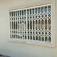 نمای نزدیک از حفاظ آکاردئونی پنجره نصب شده