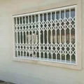 نمای نزدیک از حفاظ آکاردئونی پنجره نصب شده