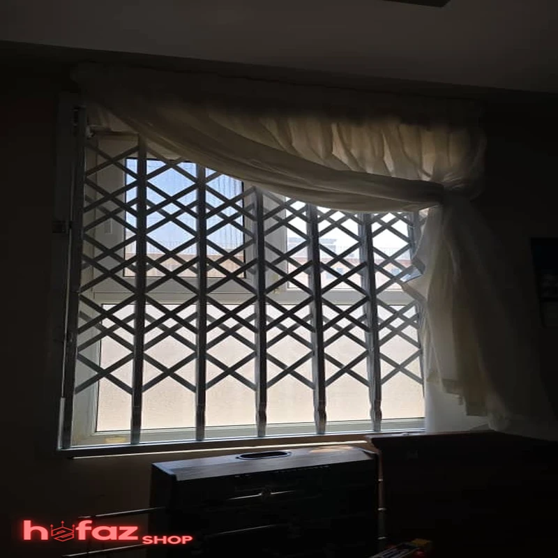 حفاظ آکاردئونی تمام گل (تمام لوزی) نصب شده بروی پنجره از داخل