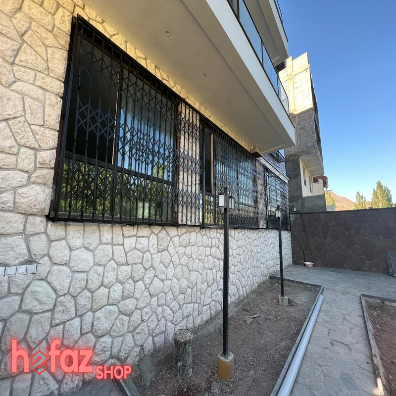 حفاظ اکاردئونی 2 گل نصب شده بروی پنجره