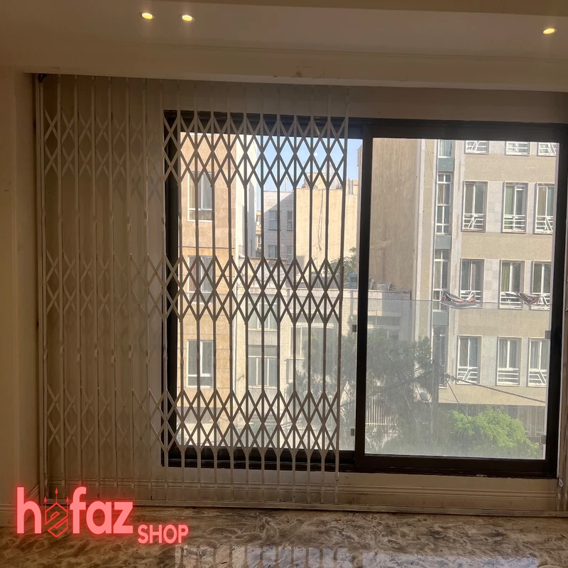 حفاظ آکاردئونی نصب شده در پذیرایی واحد
