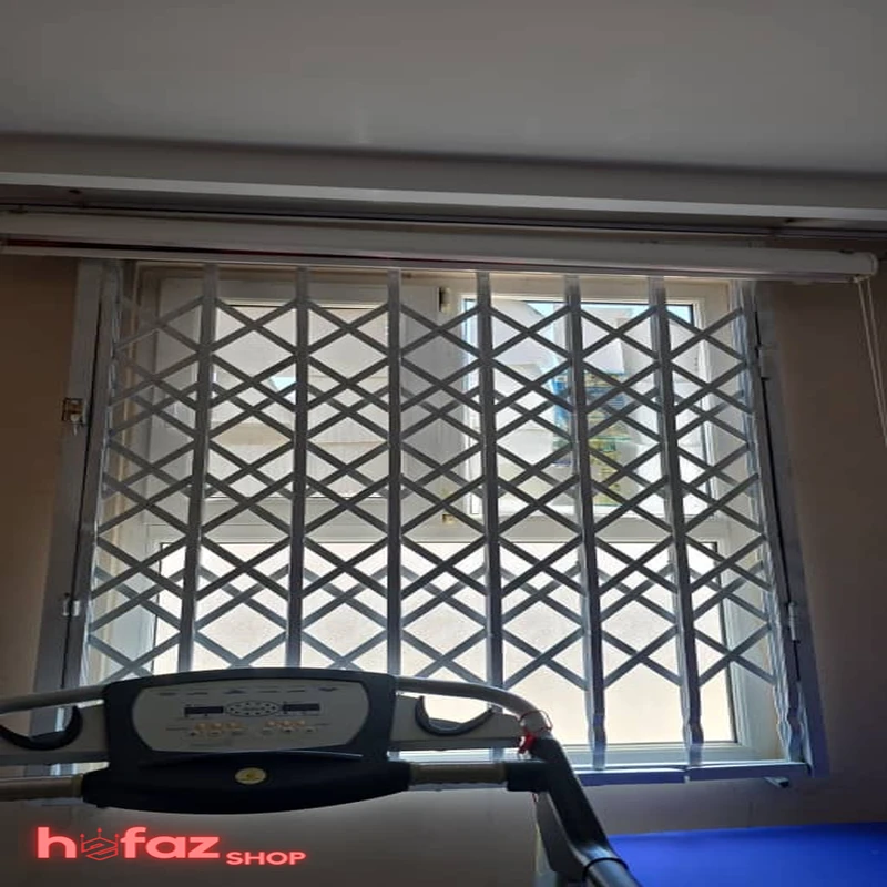 تصویر سوم حفاظ آکاردئونی تمام گل (تمام لوزی) نصب شده بروی پنجره از داخل