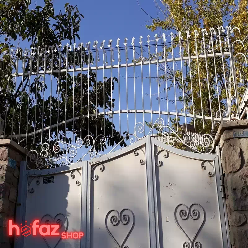 حفاظ آبشاری نیزه ای روی دیوار