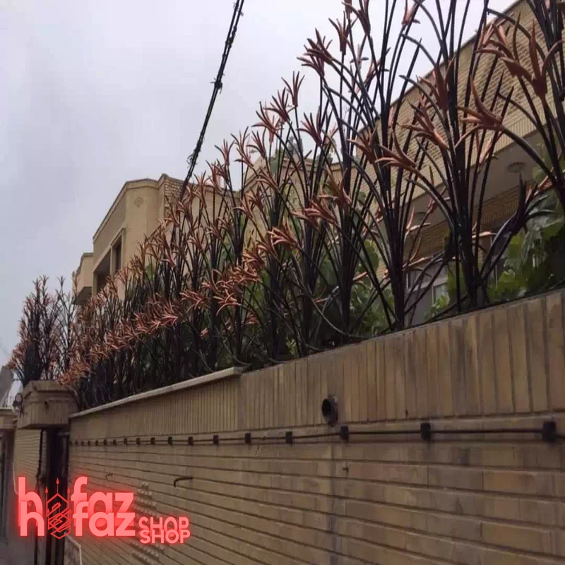 حفاظ لیلیومی مشکی نصب شده روی دیوار آجری با طراحی زیبا و مقاوم