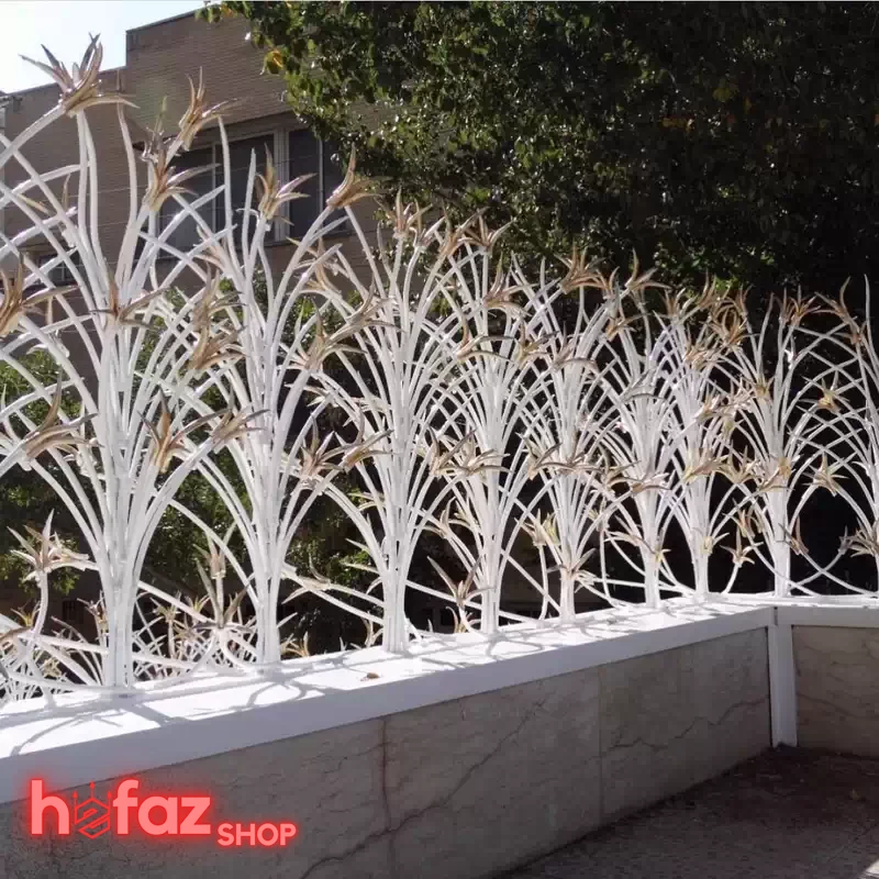 حفاظ لیلیومی نصب شده در ورودی باغ با دیوار آجری و درختان پس‌زمینه