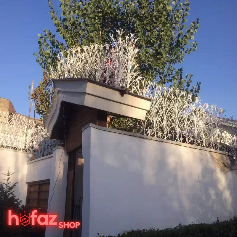 تصویر یک دیوار بلند با حفاظ لیلیومی سفید و طراحی مدرن