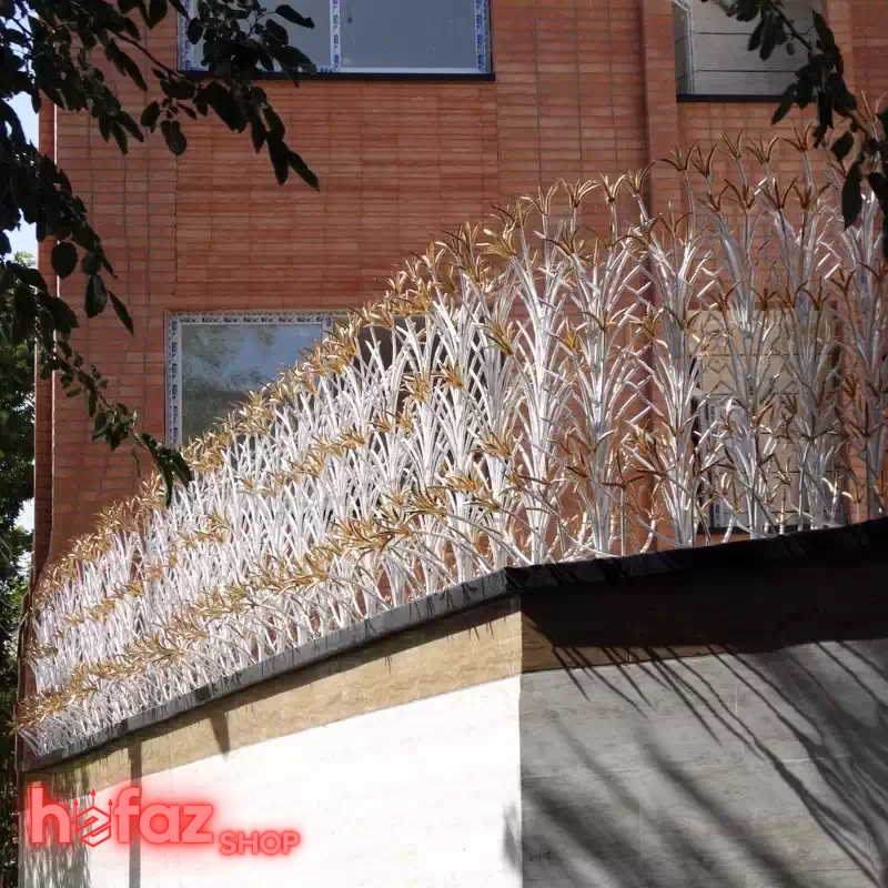 حفاظ لیلیومی ارتفاع100 سانتی متر و پر تراکم نصب شده بروی دیوار