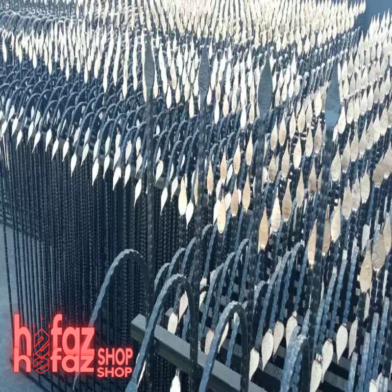 حفاظ سرنیزه ای مشکی با سرنیزهای طلایی رنگ