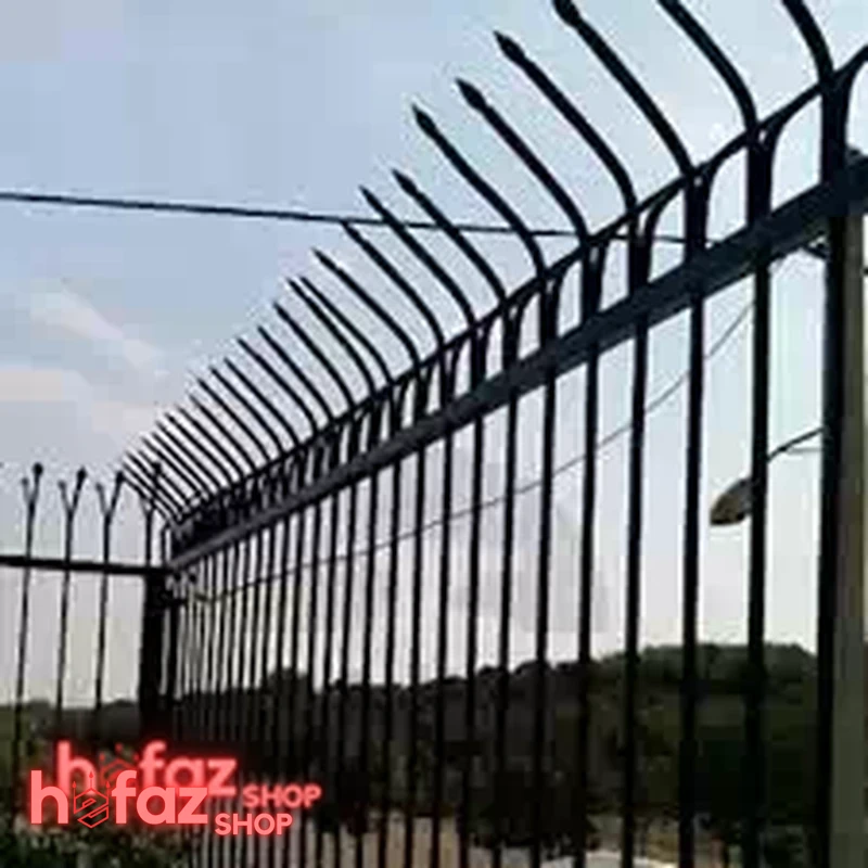 حفاظ سرخم روی دیوار