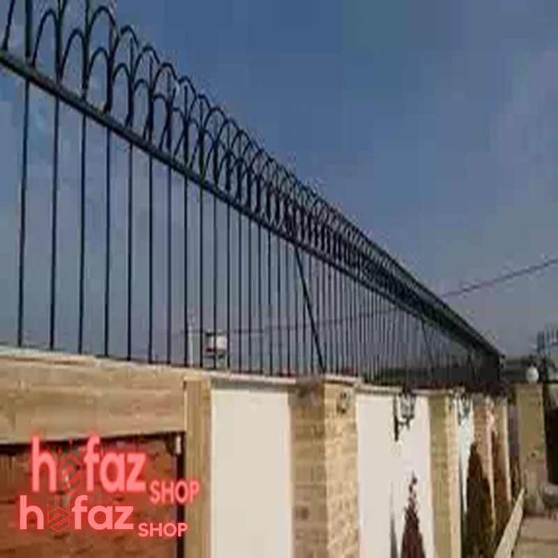 حفاظ سرنیزهای دیوار مشکی رنگ روی دیوار آجری