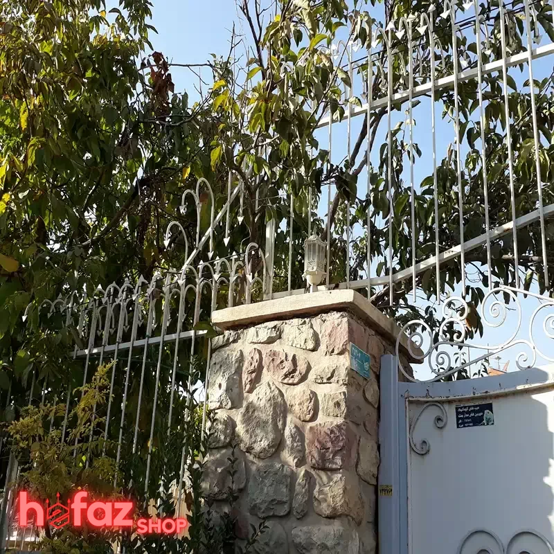 حفاظ سرنیزه ای بروی دیوار