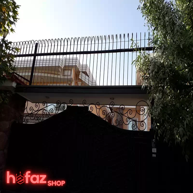 حفاظ سرنیزه ای نصب شده بروی سردرب حیات