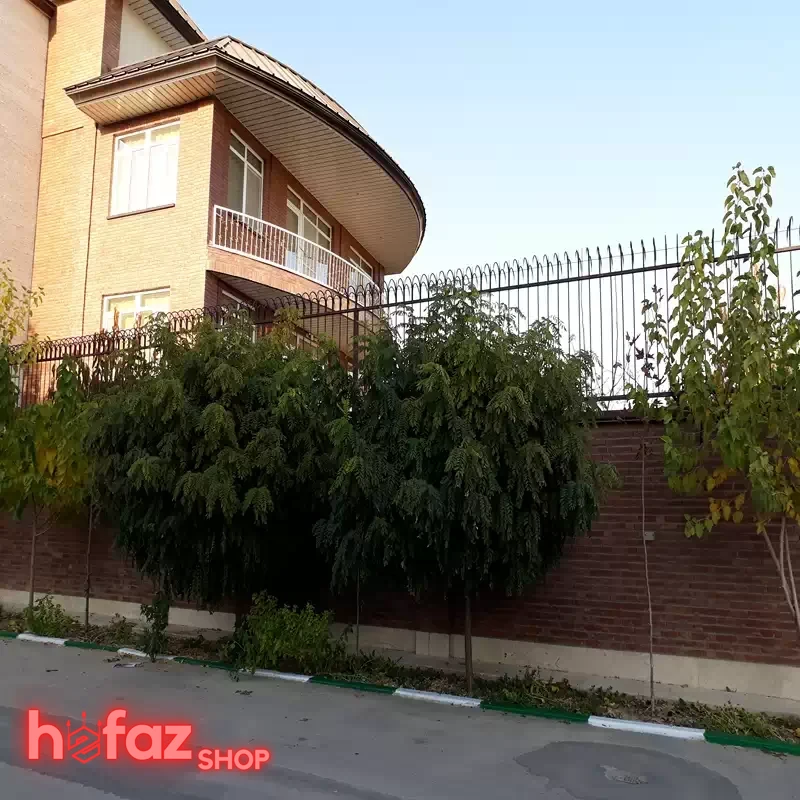 حفاظ سرنیزه ابشاری نصب شده بروی دیوار بلند