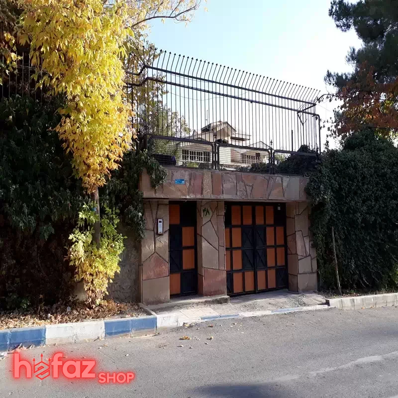 نصب حفاظ سرنیزه‌ای سرخم روی دیوار آجری با رنگ مشکی