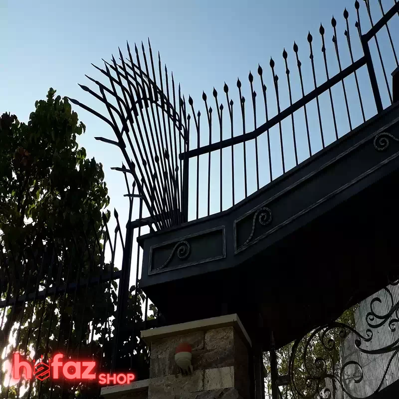 حفاظ امنیتی سرنیزه‌ای سرخم در نمای ساختمان مسکونی