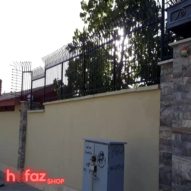 مدل سه‌طرفه حفاظ سرنیزه‌ای سرخم نصب‌شده روی دیوار