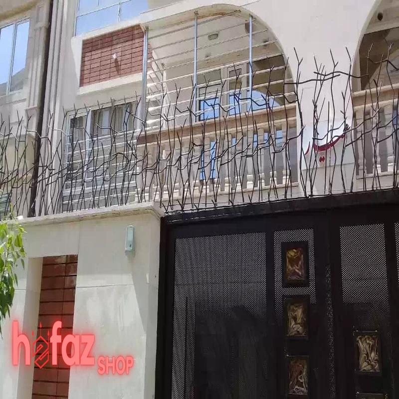 حفاظ شاخ گوزنی با رنگ کوره ای نصب شده روی دیوار