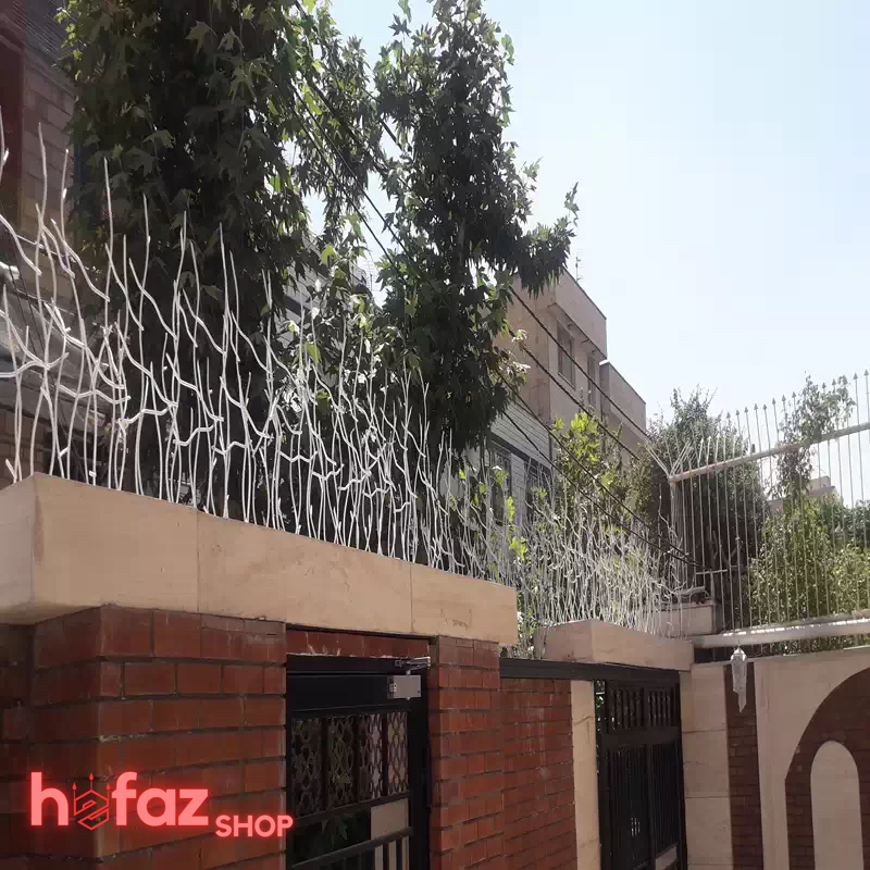 حفاظ شاخ گوزنی نصب شده بروی دیوار