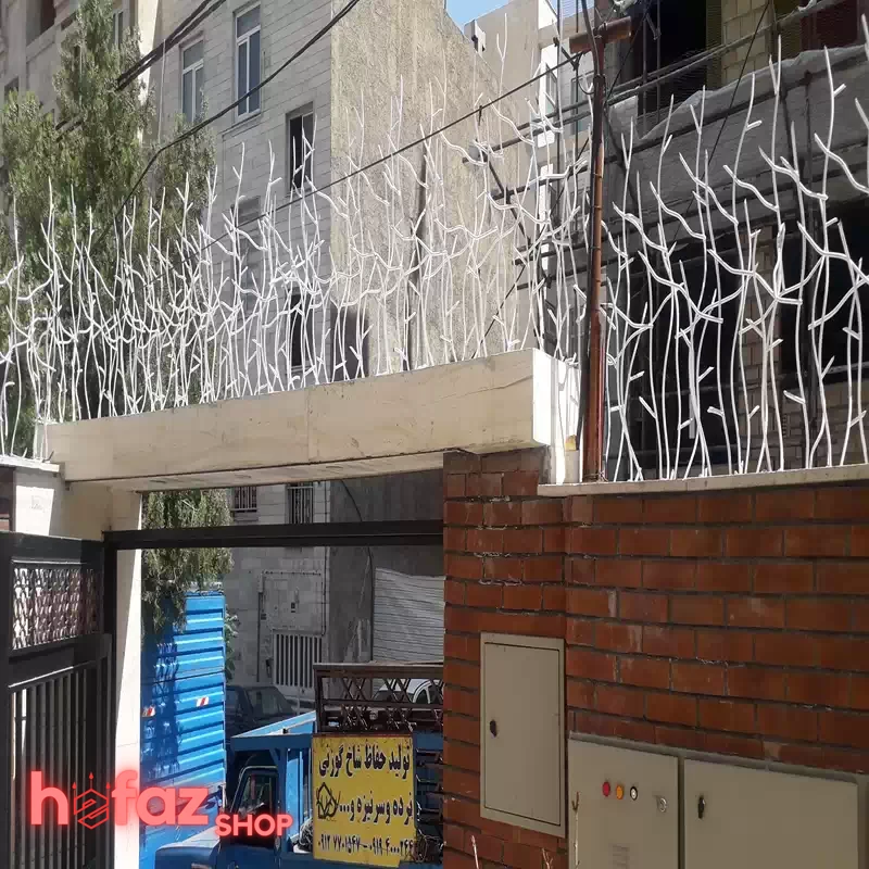 حفاظ شاخ گوزنی نصب شده بروی دیوار