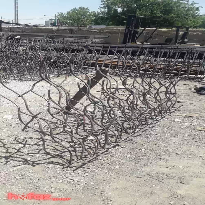 حفاظ و نرده روی دیوار