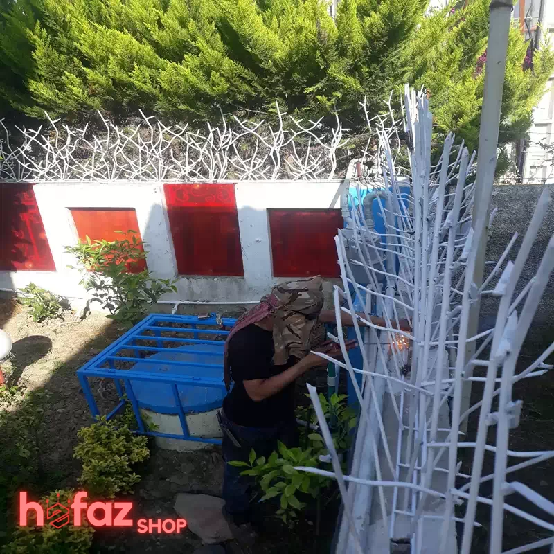 حفاظ شاخ گوزنی نصب شده در دیوار ویلا