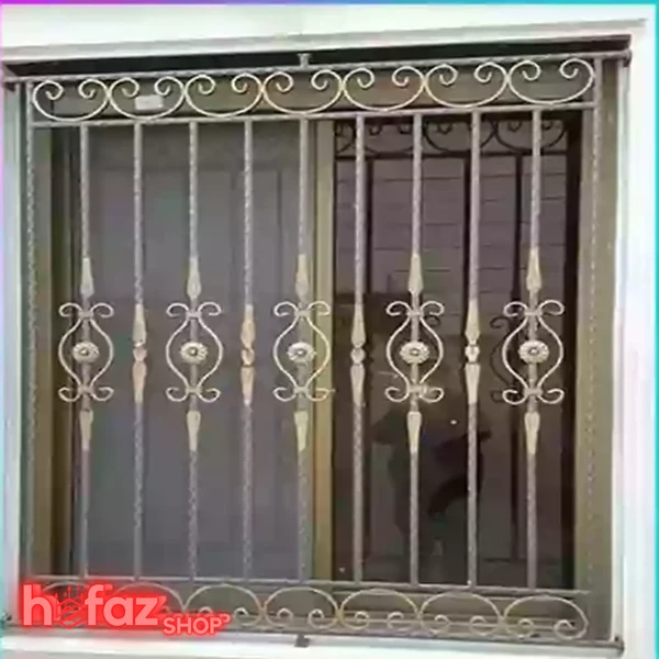 حفاظ پنجره فرفورژه کلاسیک سفید با طرح اسکرول و المان‌های تزئینی