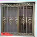 حفاظ پنجره فرفورژه کلاسیک سفید با طرح اسکرول و المان‌های تزئینی