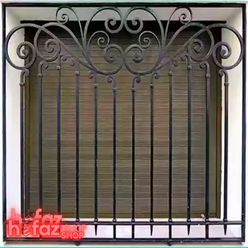پنجره فرفورژه کلاسیک با تاج تزئینی